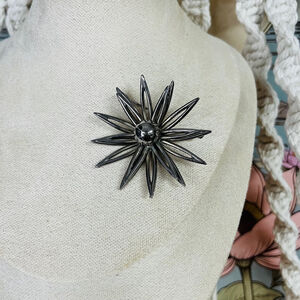 Vintage Midcentury Brooch Star Flower Shape Silver Toned Metal Pin‎ Retro MCM
